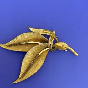 Vintage BSK Signed Brooch Pin Gold Tone Leaves